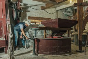 Meunier à loeuvre, Moulin Légaré, Saint-Eustache