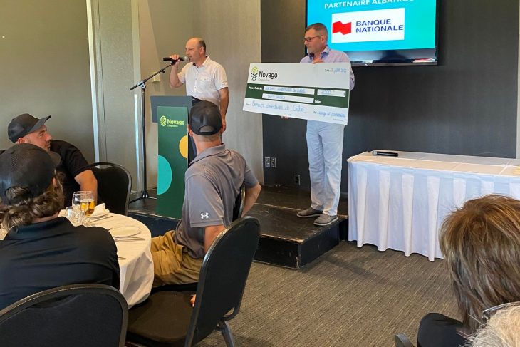 Homme au micro et public qui le regarde