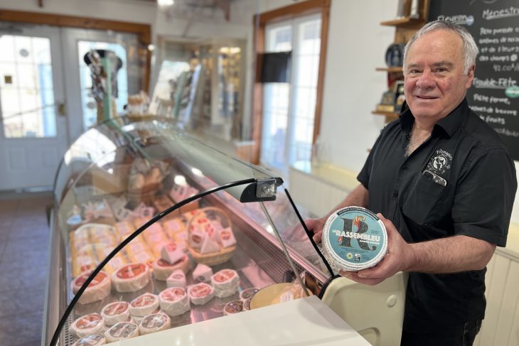 Homme présente un fromage