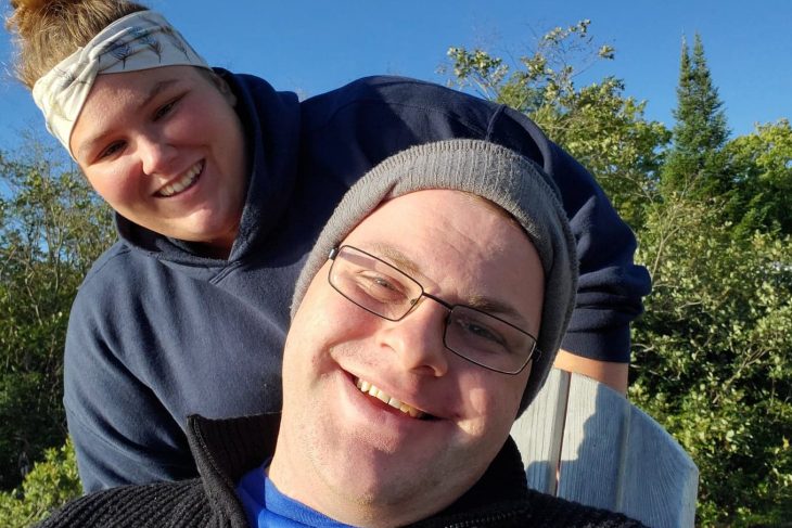 un couple heureux en processus d'ouvrir leur fromagerie