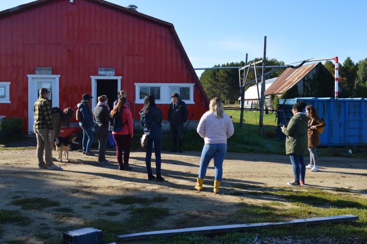 Jeunes de la relève agricole qui visitent une ferme