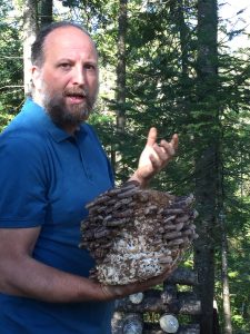 Vincent Leblanc avec un champignon dans les mains