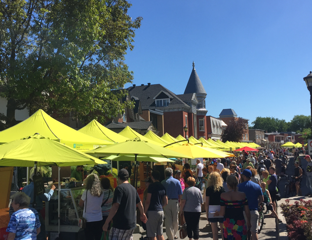 Foule visitant marché extérieur