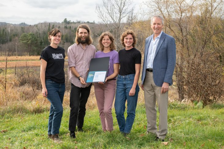 fermiers en automne qui reçoivent un prix